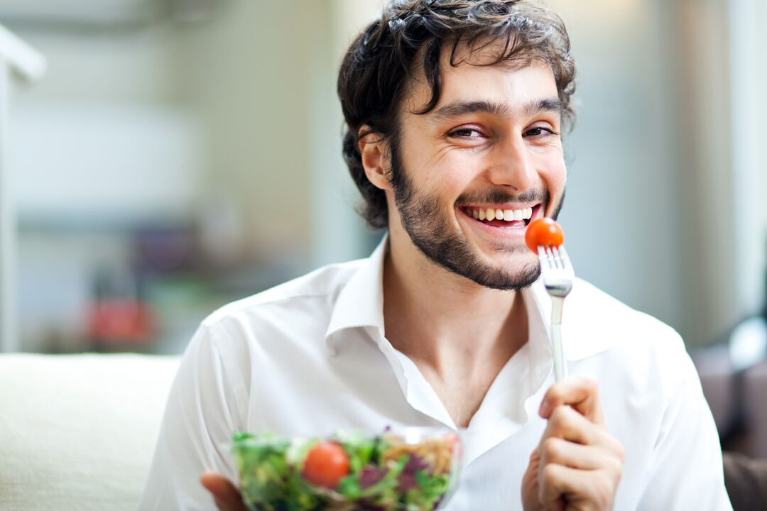 男は効力のために野菜を食べる